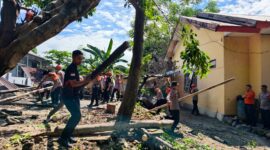 Personel Tim SAR Batalyon B Pelopor Satuan Brimob Polda Sulsel, saat melakukan evakuasi pohon tumbang