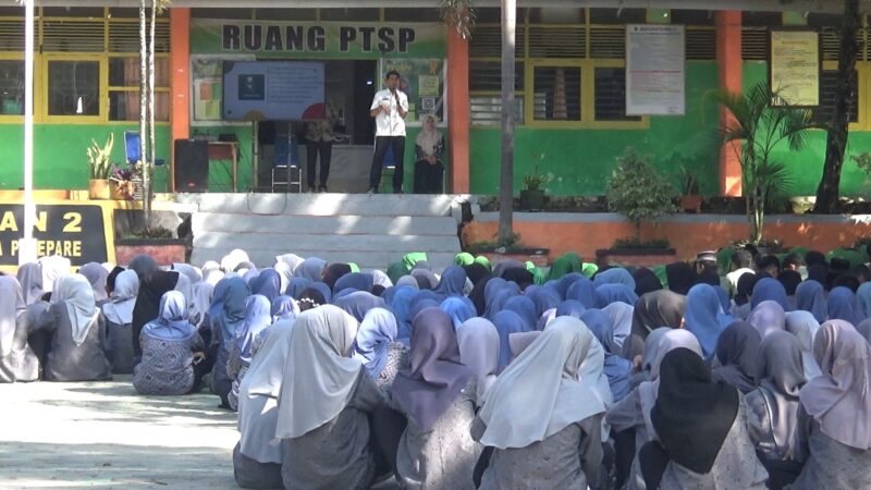 Hery, S.I.P Pustakawan Disperpustakaan Parepare saat memberikan materi sosialisasi di MAN 2 Parepare