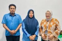 Plt Direktur PAM Tirta Karajae, Juhanna, bersama Account Manager Telkom Parepare, Ayu Nawang Sari dan tim Humas Yusran befoto bersama dalam rangka perpanjangan kontrak kerjasama dengan Telkom Indonesia