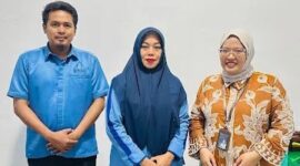 Plt Direktur PAM Tirta Karajae, Juhanna, bersama Account Manager Telkom Parepare, Ayu Nawang Sari dan tim Humas Yusran befoto bersama dalam rangka perpanjangan kontrak kerjasama dengan Telkom Indonesia