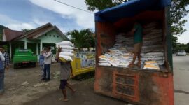 Pendistribuasian Banpang oleh Bulog Parepare bagi warga di kabupaten Barru