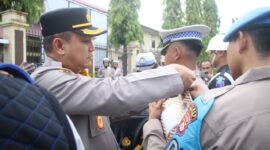 Kapolres Parepare,Akbp. Indra Waspada Yuda, menyematkan pita kepada perwakilan instansi saat apel gelar pasukan Operasi Zebra Pallawa 2025