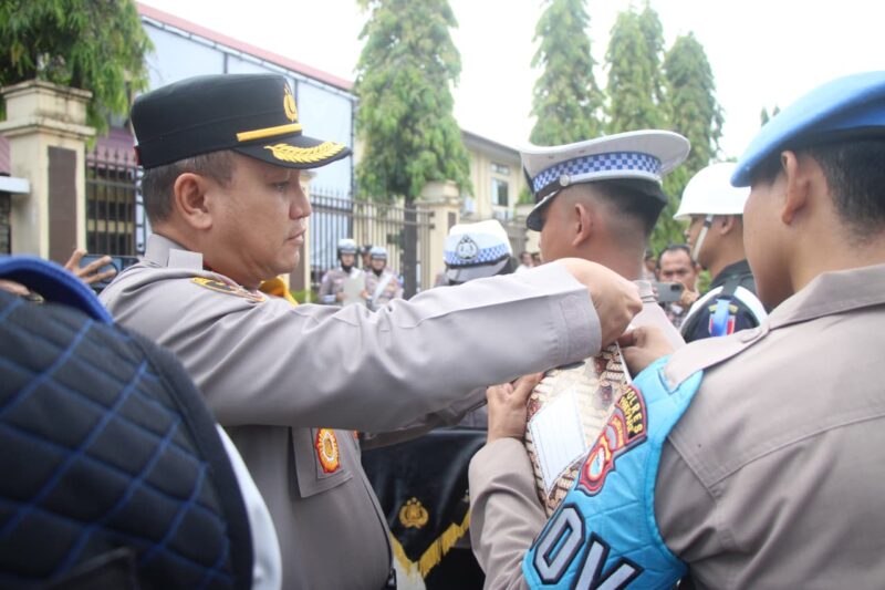 Kapolres Parepare,Akbp. Indra Waspada Yuda, menyematkan pita kepada perwakilan instansi saat apel gelar pasukan Operasi Zebra Pallawa 2025