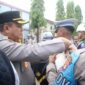 Kapolres Parepare,Akbp. Indra Waspada Yuda, menyematkan pita kepada perwakilan instansi saat apel gelar pasukan Operasi Zebra Pallawa 2025