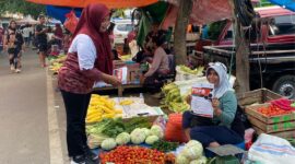 Salah seoran staf KPU Parepare membagikan flayer tentang sosialisasi Pemutakhiran Data Pemilih secara berkelanjutan