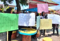 Aksi demonstrasi di lingkungan SD Negeri 20 kelurahan Lapadde, kecamatan Ujung Kota Parepare, Sulawesi selatan.