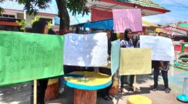 Aksi demonstrasi di lingkungan SD Negeri 20 kelurahan Lapadde, kecamatan Ujung Kota Parepare, Sulawesi selatan.