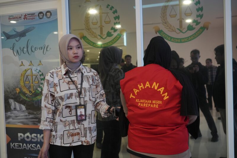 Terpidana Hasnani Binti Hartono alias Nani (38), mengenakan rompi orange bertuliskan tahanan Kejar Parpare berhasil ditangkap 