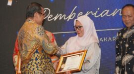 Kepala seksi Tekhnologi Informasi dan keimigrasian, Hijrana Rahim, saat menerima penghargaan dalam kategori Kantor Imigrasi dengan Pelayanan Keimigrasian Terinovatif pada Rapat Diseminasi Peraturan dan Kebijakan Visa serta Dokumen Perjalanan yang digelar Direktorat Jenderal Imigrasi pada 26–28 November 2025 