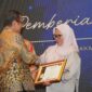 Kepala seksi Tekhnologi Informasi dan keimigrasian, Hijrana Rahim, saat menerima penghargaan dalam kategori Kantor Imigrasi dengan Pelayanan Keimigrasian Terinovatif pada Rapat Diseminasi Peraturan dan Kebijakan Visa serta Dokumen Perjalanan yang digelar Direktorat Jenderal Imigrasi pada 26–28 November 2025 