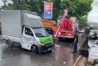Proses evakuasi mobil picup yang terguling