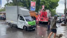 Proses evakuasi mobil picup yang terguling