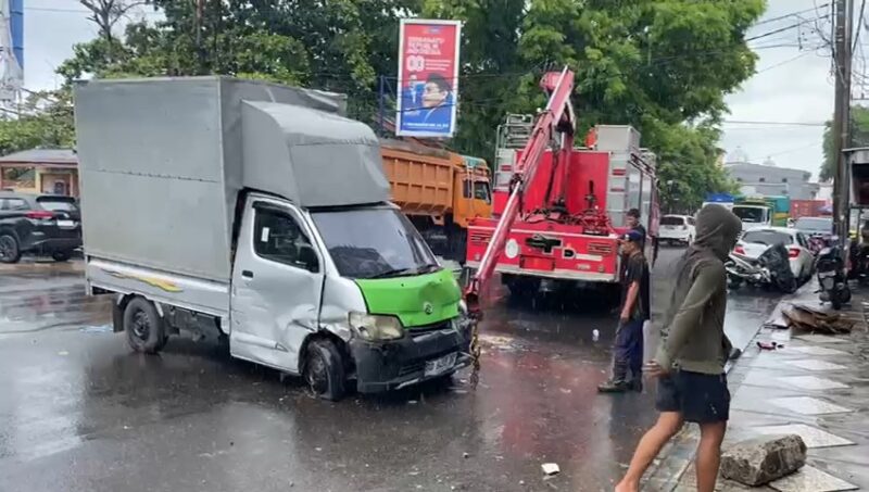 Proses evakuasi mobil picup yang terguling