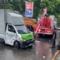 Proses evakuasi mobil picup yang terguling