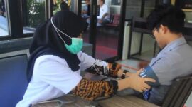 Salah satu pegawai lapas kelas IIA Parepare memeriksakan kesehatannya di HUT pertama Kemenimipas yang dilaksanakan Lapas kelas IIA Parepare