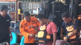 Anggota BPBD memasangkan baju pelampung kepada peserta disabilitas dalam pembekalan penanganan bencana