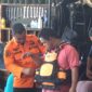 Anggota BPBD memasangkan baju pelampung kepada peserta disabilitas dalam pembekalan penanganan bencana