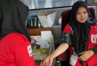 Seorang karyawan SPBU Soreang mendonorkan darahnya dalam kegiatan Donor darah yang digelar PT Pertamina dalam rangka HUT ke-68