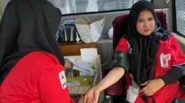 Seorang karyawan SPBU Soreang mendonorkan darahnya dalam kegiatan Donor darah yang digelar PT Pertamina dalam rangka HUT ke-68