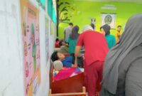 Suasana khitanan massal yang dilakukan KP Asmaul Husna