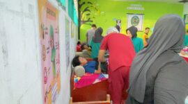Suasana khitanan massal yang dilakukan KP Asmaul Husna