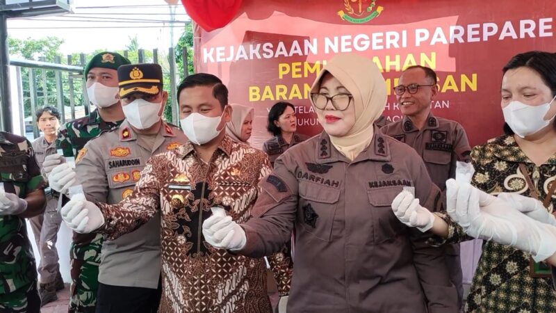 Kejari menggelar pemusnahan barang bukti yang telah berkekuatan hukum tetap tahun 2025