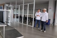 Branch Manager PT Pelindo Multi Terminal Branch Parepare, Benny, saat mengecek fasilitas di ruang terminal Penumpang pelabuhan nusantara Parepare. 