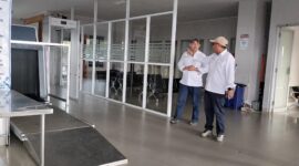 Branch Manager PT Pelindo Multi Terminal Branch Parepare, Benny, saat mengecek fasilitas di ruang terminal Penumpang pelabuhan nusantara Parepare. 