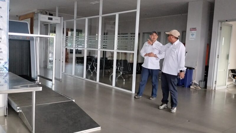 Branch Manager PT Pelindo Multi Terminal Branch Parepare, Benny, saat mengecek fasilitas di ruang terminal Penumpang pelabuhan nusantara Parepare. 
