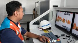 Petugas dari PT Pelindo Multi Terminal Branch Parepare, mengoperasikan mesin X-Ray yang baru dioperasikan untuk kedatangan penumpang di pelabuhan nusantara Parepare.
