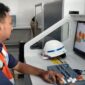 Petugas dari PT Pelindo Multi Terminal Branch Parepare, mengoperasikan mesin X-Ray yang baru dioperasikan untuk kedatangan penumpang di pelabuhan nusantara Parepare.