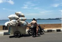 Petugas Satlantas Polres Parepare memberhentikan pengendara sepeda motor gandeng karena tidak menggunakan helm saat operasi Zebra Pallawa 2025 berlangsung di Parepare