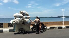 Petugas Satlantas Polres Parepare memberhentikan pengendara sepeda motor gandeng karena tidak menggunakan helm saat operasi Zebra Pallawa 2025 berlangsung di Parepare
