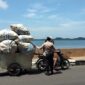 Petugas Satlantas Polres Parepare memberhentikan pengendara sepeda motor gandeng karena tidak menggunakan helm saat operasi Zebra Pallawa 2025 berlangsung di Parepare