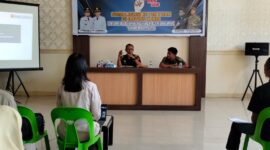 Pejabat Fungsional Pemeriksa Bea Cukai Parepare, Hasbullah selaku narasumber memaparkan bentuk-bentuk hasil produksi tembako serta jenis maupun modus peredaran rokok ilegal.