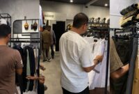 Suasana pengunjung di AUF Moslem Fashion saat grand opening