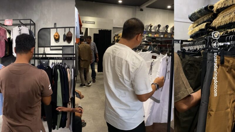 Suasana pengunjung di AUF Moslem Fashion saat grand opening