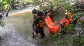 Tim SAR gabungan mengevakuasi korban yang berhasil ditemukan usai terseret arus sungai di Dusun Kamirie, Desa Mattirotasi, Kecamatan Watangpulu, Kabupaten Sidrap, Sulawesi selatan. 