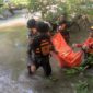 Tim SAR gabungan mengevakuasi korban yang berhasil ditemukan usai terseret arus sungai di Dusun Kamirie, Desa Mattirotasi, Kecamatan Watangpulu, Kabupaten Sidrap, Sulawesi selatan. 