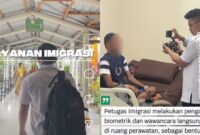Petugas Imigrasi kelas II TPI Parepare sedang melakukan pemotretaan bagi pemohon paspor yang  tergolong kelompok rentan