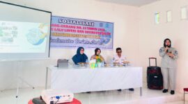 Kepala Cabang Jasa Raharja, Ibu Almaida Djumed saat memberikan materi dalam kegiatan sosialisasi Undang-Undang Nomor 22 Tahun 2009 tentang Lalu Lintas dan Angkutan Jalan (UU LLAJ) yang dilaksanakan di Kelurahan Galung Maloang, Kota Parepare, Sulawesi selatan