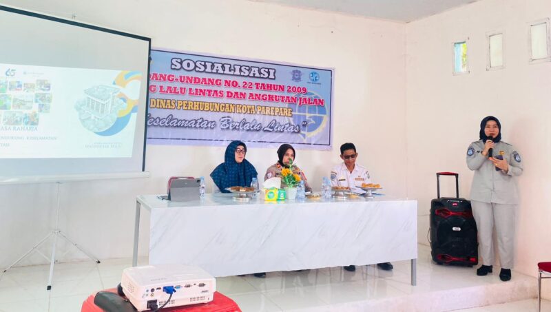 Kepala Cabang Jasa Raharja, Ibu Almaida Djumed saat memberikan materi dalam kegiatan sosialisasi Undang-Undang Nomor 22 Tahun 2009 tentang Lalu Lintas dan Angkutan Jalan (UU LLAJ) yang dilaksanakan di Kelurahan Galung Maloang, Kota Parepare, Sulawesi selatan