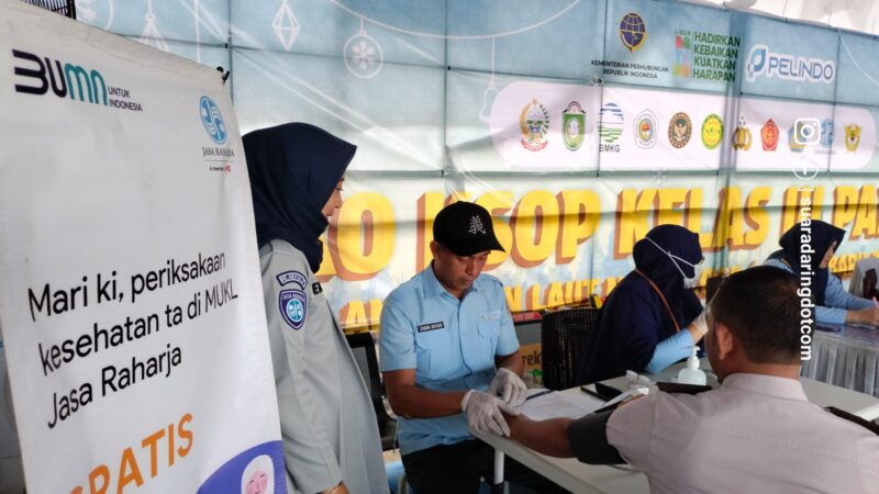 Pelayanan kesehatan gratis di posko terpadu angkutan laut pelabuhan nusantara Parepare.
