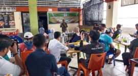 Ketua LSM Lingkar Hijau Iqbal Rahim Gani saat memberikan sambutan dalam kegiatan dialog akhir tahun 2025