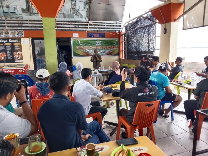 Ketua LSM Lingkar Hijau Iqbal Rahim Gani saat memberikan sambutan dalam kegiatan dialog akhir tahun 2025