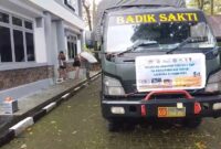 Anggota TNI AL Kodaeral VI Makassar memindahkan logistik bantuan untuk masyarakat terdampak banjir dan longsor di Sumatera dan Aceh. Bantuan tersebut berasal dari Forum Komunikasi Media (FKM) Parepare