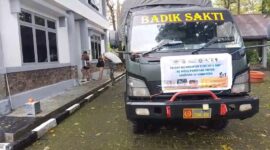 Anggota TNI AL Kodaeral VI Makassar memindahkan logistik bantuan untuk masyarakat terdampak banjir dan longsor di Sumatera dan Aceh. Bantuan tersebut berasal dari Forum Komunikasi Media (FKM) Parepare