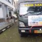 Anggota TNI AL Kodaeral VI Makassar memindahkan logistik bantuan untuk masyarakat terdampak banjir dan longsor di Sumatera dan Aceh. Bantuan tersebut berasal dari Forum Komunikasi Media (FKM) Parepare