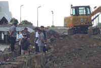 Anggota komisi III DPRD Parepare saat meninjau lokasi proyek di kawasan masjid terapung Bj Habibie