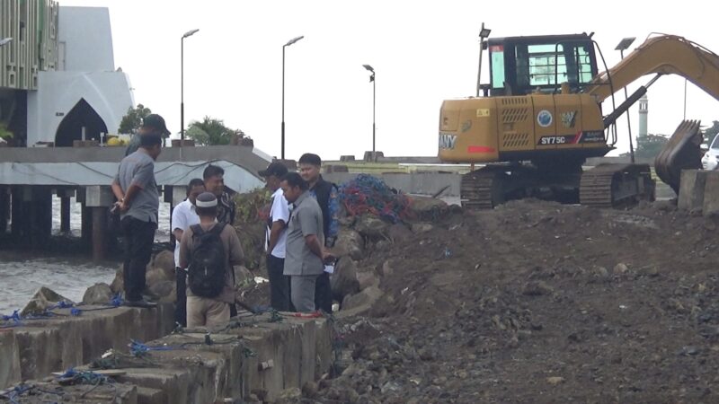Anggota komisi III DPRD Parepare saat meninjau lokasi proyek di kawasan masjid terapung Bj Habibie